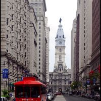 Red bus and City Hall, Филадельфия