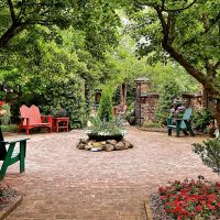 206) Lexington NC, Bob Timberlake Gallery outdoor garden patio scene [304], Давидсон