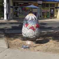 Mosaic Egg Sculpture from N. C. Botanical Garden---st, Чапел-Хилл