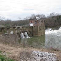 Columbia tn Duck River Dam. The TWRA sometimes stocks this area with Rainbow Trout in winter when the water is colder. This dam was a small hydroelectric producer several decades ago., Колумбиа