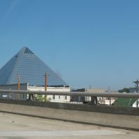 Pyramid from the highway, Мемфис