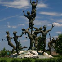 The controversial Musica statue in Buddy Killen Circle, Нашвилл