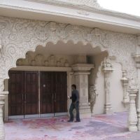 Entrance arch of Hindu temple, Irving, Ирвинг