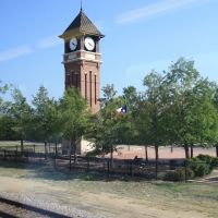 Torre del Reloj en la estación de Irving, vista desde el tren en ruta a Dallas-Texas, Ирвинг