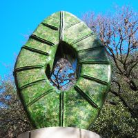 Quercus- Susan Budge, 2006  Ceramic dark green sculpture that is  diamond shaped with a hollow acorn center, Олмос-Парк