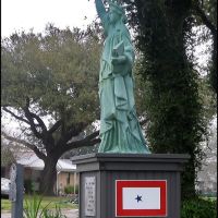 Lady Liberty in Texas -- in a Residential Front Yard, Пасадена