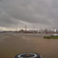 Grey sky, polluted river [2010], Пасадена