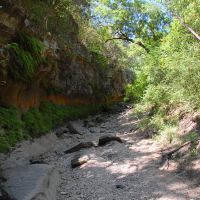 Cliffs along dry creek bed, Zilker Nature Preserve, Austin, Texas, Роллингвуд