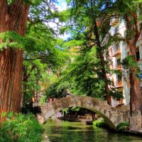 Riverwalk - calm and cool area in the middle of the bustling city San Antonio, Сан-Антонио