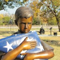 Bronze Sculpture of boy with US flag at Liberty Plaza, Фармерс-Бранч