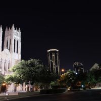 Night skyline and First United Methodist, Форт-Уэрт