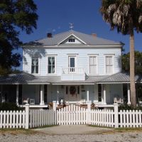 American Four-Square with unique porch, historic Apalachicola Florida (11-27-2011), Апалачикола
