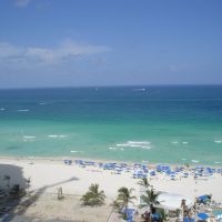 Sunny Isles Beach. Water and beach activities at the Atlantic Ocean are monitored by Sunny Isles Beach lifeguards, Голден-Бич
