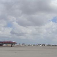 Panoramic of Miami International Airport Tower & AA Boeing 757 ready for take off, Майами-Спрингс
