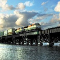 Florida East Coast freight train crossing Crane Creek trestle, Мельбурн