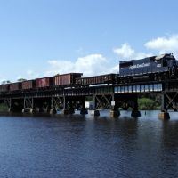 Train passing Crane Creek Bridge - Melbourne FL, Мельбурн