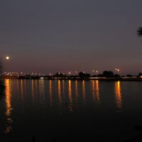 Moon rising over the causeway, Мельбурн