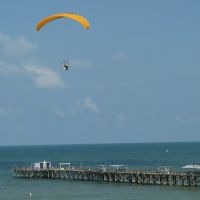 Parachuter over pier, Норт-Редингтон-Бич