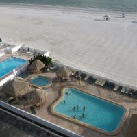 Pools, groomed sand and Gulf of Mexico, Норт-Редингтон-Бич