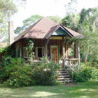 1886 Santa Lucia Plantation cottage, built of vertical palm logs, Ormond, Florida (11-25-2007), Ормонд-Бич