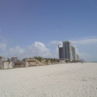 Sunny Isles Beach. Sunny Isles Beach is a major center of South Floridas Russian community, with a plethora of Russian stores lining Collins Avenue, the main thoroughfare through the city. The city is sometimes referred to as Little Moscow because of its , Санни-Айлс