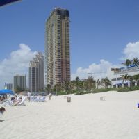 Sunny Isles Beach. Almost one million vacationers visit Sunny Isles Beach each year to enjoy a two-mile long fine sand beach and outdoor activities such as water sports, boating, fishing and tennis, Санни-Айлс