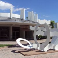 Sculpture by Lowe Art Museums entrance-University of Miami, Саут-Майами