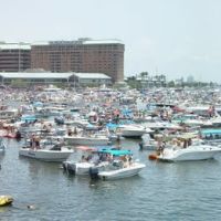 panoramic of 100s of boats watching Flugtag 08 (7-2008), Тампа