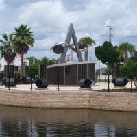 US Space Walk of Fame Apollo Monument, Titusville, Florida, USA, Титусвилл
