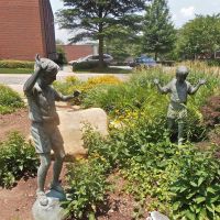 Boys exploring statues, Гринвилл