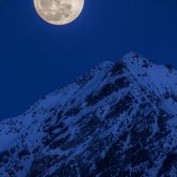 full moon rising over twin peaks, Мидвейл
