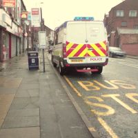 Police Van Parked at Bus Stop while Officers Buy Kebabs, Stockport Road, Ashton Under Lyne, Lancashire, England. UK, Аштон-андер-Лин