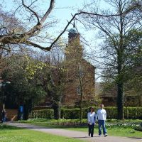 St Marys Church tower from the Peoples Park in the spring., Банбери