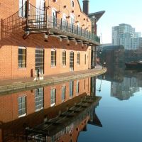 Building Reflection In The Canal. Birmingham, Бирмингем