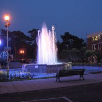 Fountain in front of Pavilion at night, Bournemouth, Dorset, UK March 2007, Боримут