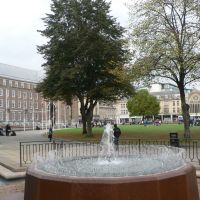 Fountain on College Green in Bristol, Бристоль