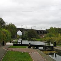 Oxley Viaduct (Grade II Listed Building) passing over the Birmingham Canal Main Line, Вулвергемптон