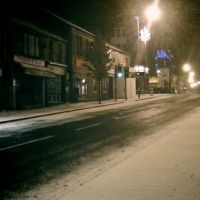 Glossop High Street at night with snow, Глоссоп