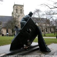 2011 - England - Lincoln Shire - Grimsby - Fishermen Memorial and St James Church., Гримсби