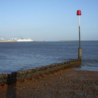 English Channel Ferry leaving Port, Dover Harbour Beach, Kent, United Kingdom, Дувр