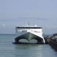 Bow of HSC Seacat France Catamaran, Prince of Wales Pier, Dover, Kent, UK, Дувр
