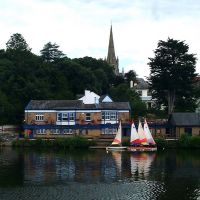 Yachts, pub and church spire on River Exe, Ексетер