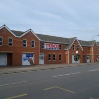 tesco supermarket, made to look like a row of small shops, the type they have destroyed. gaywood, kings lynn, norfolk, june 2012., Кингс-Линн