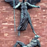 Coventry Cathedral - estatua, Ковентри
