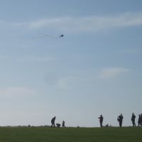 Kite flying at Hengistbury Head, Кристчерч
