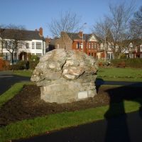 Boulder Stone (glacial erratic boulder) Bowling Green, Crosby, Liverpool (12-2005), Кросби