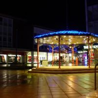 Crawley_town centre at night - Queens Square, Кроули