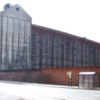 Huge warehouse dwarfs flour mill, Ливерпуль