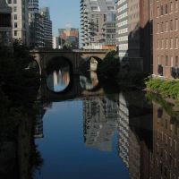 River Irwell in Manchester and The Edge building, Манчестер