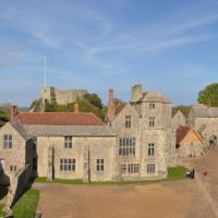 Carisbrooke Castle Courtyard Panorama- from the Gate House, Ньюпорт